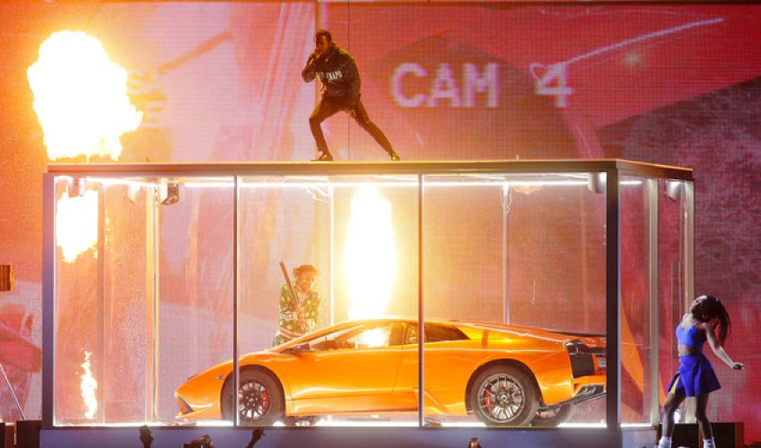 Ο Kendrick Lamar έσπασε μία πανάκριβη Lamborghini επάνω στη σκηνή