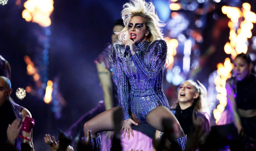 Η Lady Gaga ακυρώνει εσπευσμένα την περιοδεία λόγω προβλημάτων υγείας