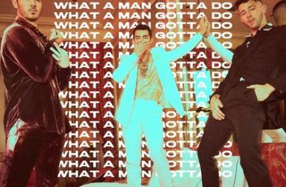 To δημοφιλές συγκρότημα Jonas Brothers, μας παρουσιάζει το νέο hit single ‘What A Man Gotta Do’.