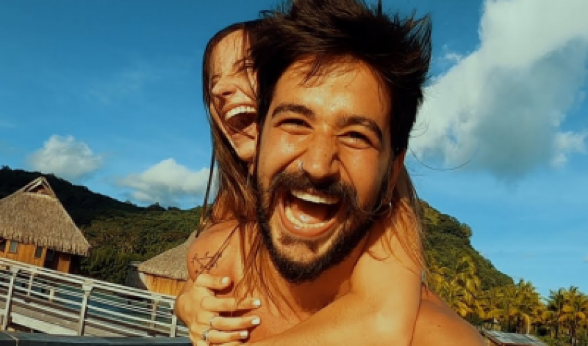 Το πέμπτο single από το πολυσυζητημένο album του “Por Primera Vez”, συνοδεύεται από ένα μοναδικό βίντεο κλιπ σκηνοθετημένο από τον Saumeth και την σύζυγο του Camilo.