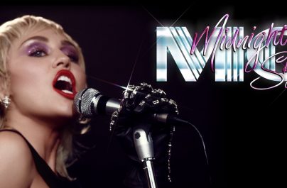 Η παγκόσμια superstar, Miley Cyrus, παρουσιάζει το νέο της τραγούδι “Midnight Sky”.